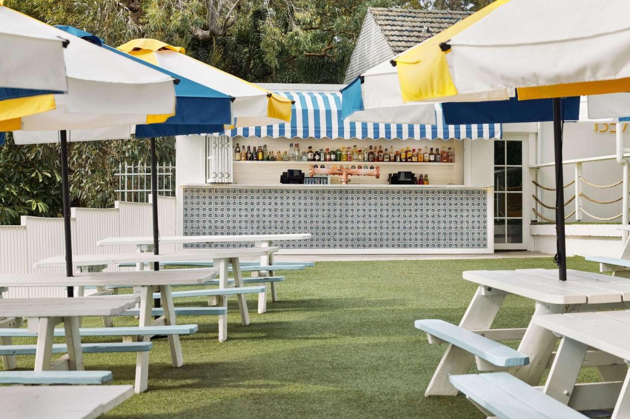 The Beachcomber Hotel & Resort, Ascend Hotel Collection Toukley Exterior foto The bar at the Standard