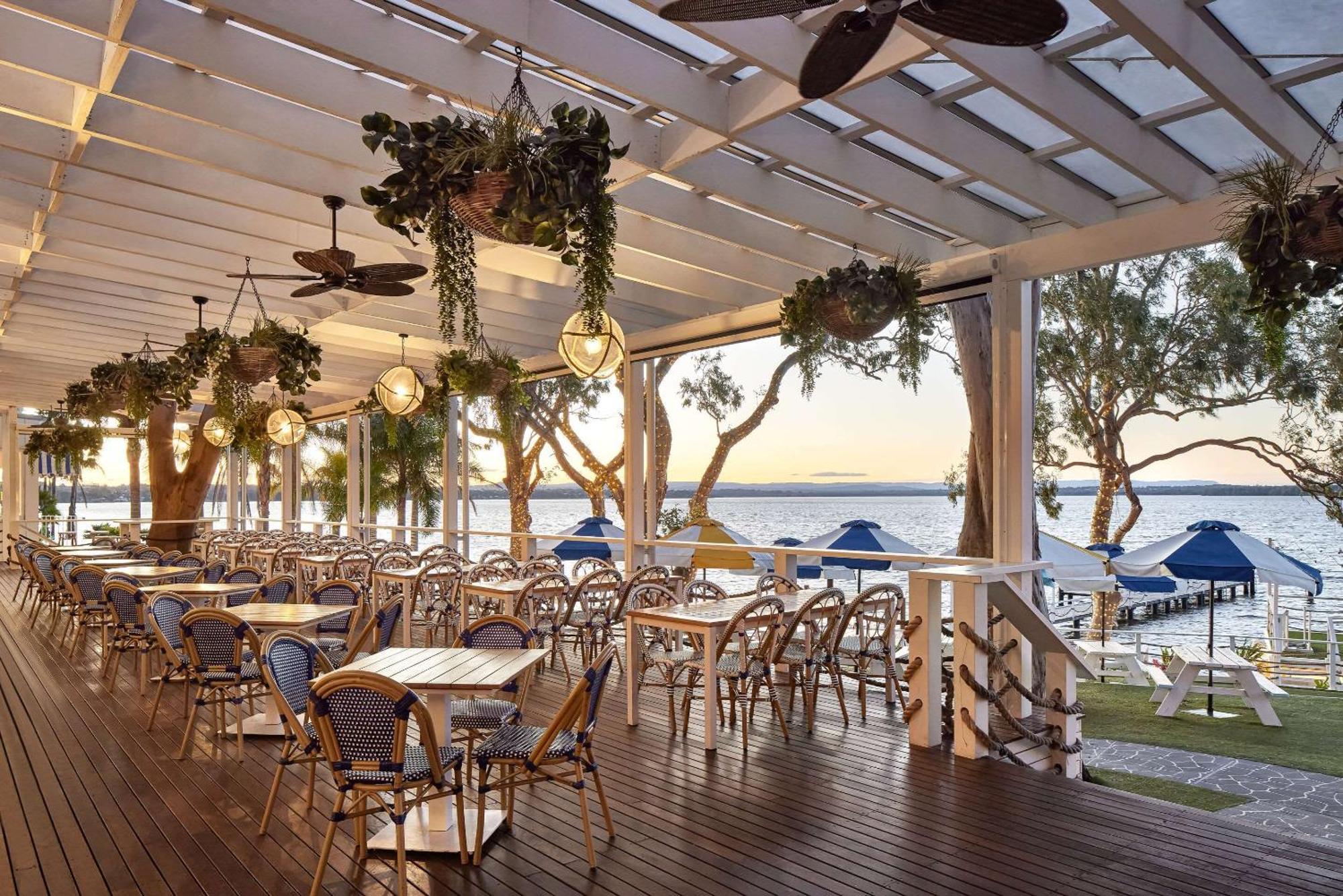 The Beachcomber Hotel & Resort, Ascend Hotel Collection Toukley Exterior foto The Deck at the Oyster Bar